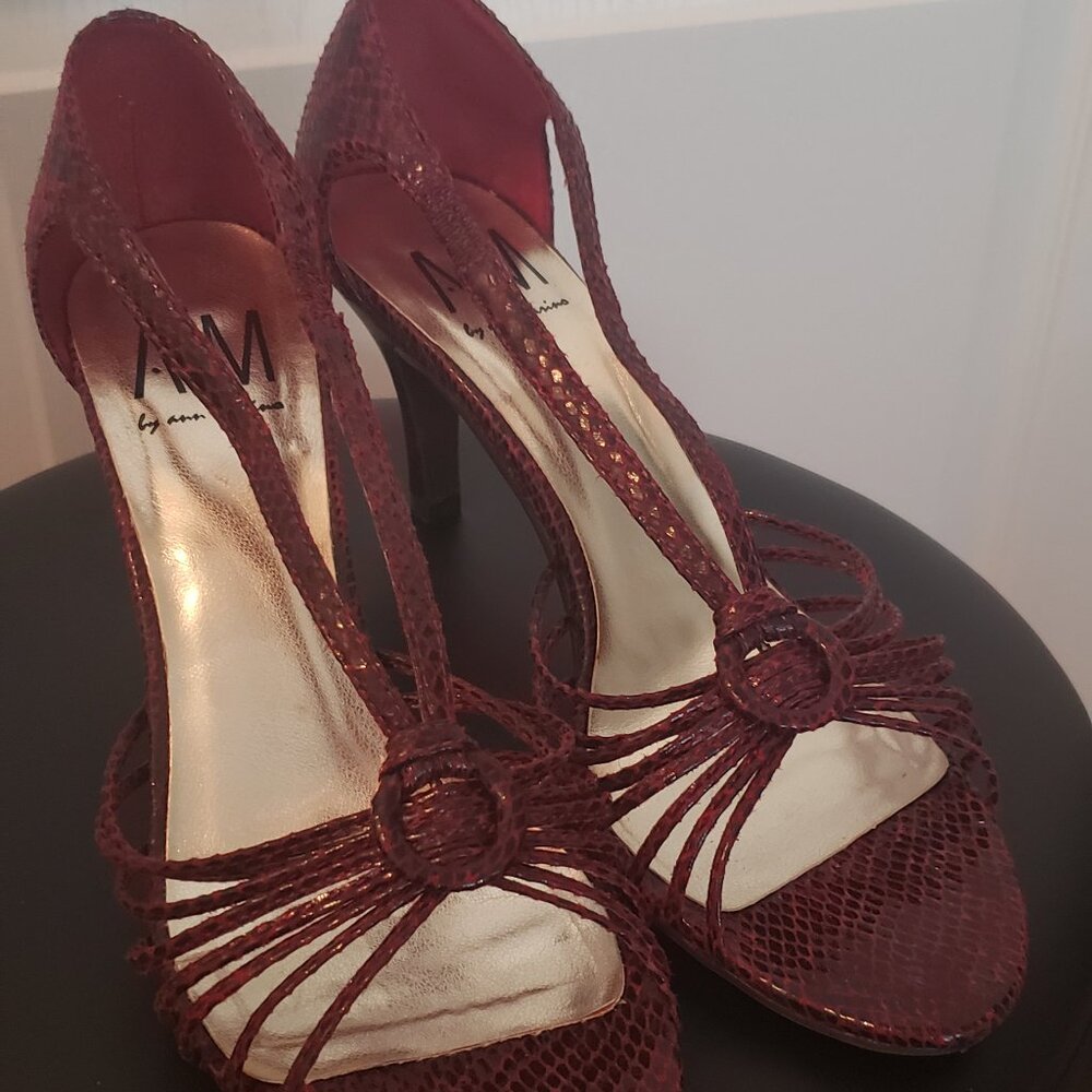 NWOT Exotic Medium Red heel (W)